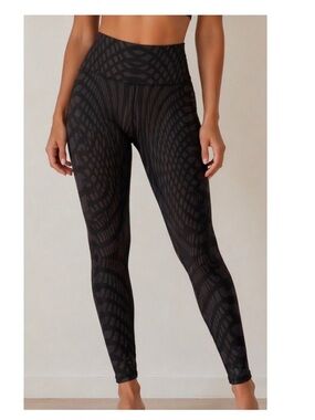 ALO Yoga High-Waist Airbrush Leggings in Black with Tonal Geometric Print